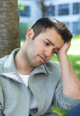 Junger Mann mit Depressionen im Park