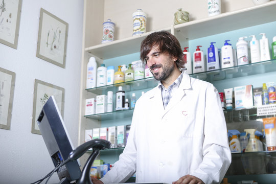 pharmacist using a computer.