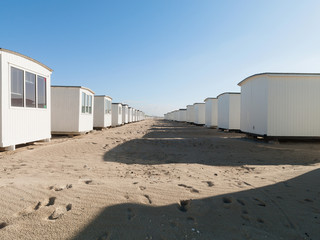 Weisse Häuser am Strand im Sommer