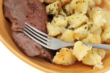 Steak de bœuf et pommes de terre aux herbes