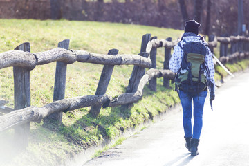 Obraz premium young woman walking on a country road to visit new places