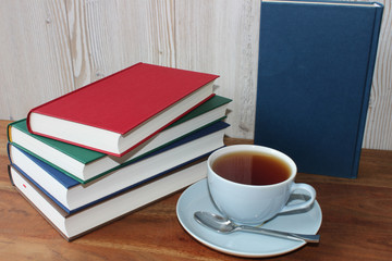 Fototapeta premium Entspannung mit Tee und Büchern