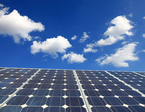energ&iacute;a renovable placas solares y nubes azul 1856-f15