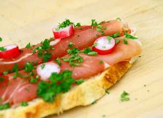 tartine de pain,jambon cru et petits radis persillés