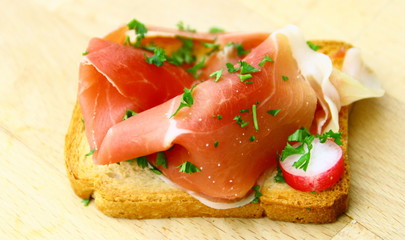 biscotte jambon sec,radis frais