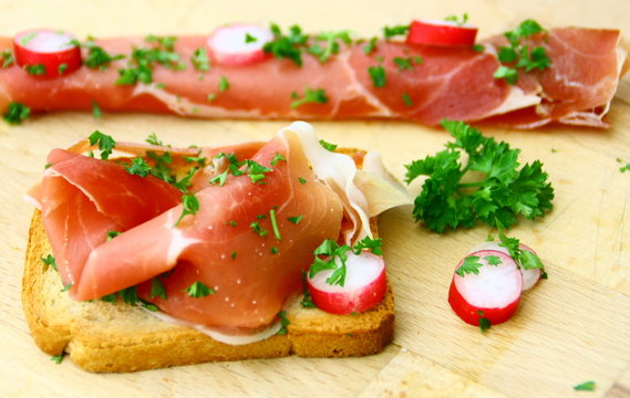 biscotte jambon sec,radis frais