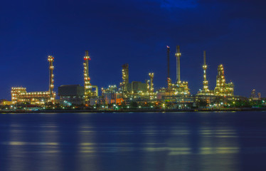 Obraz na płótnie Canvas beautiful landscape of oil refinery plant lighting in industry e