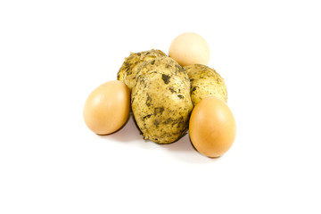 Frische Braune Eier mit Kartoffeln