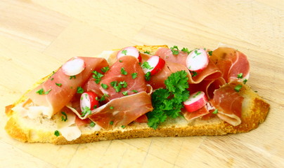 tartine de pain,jambon cru et petits radis persillés