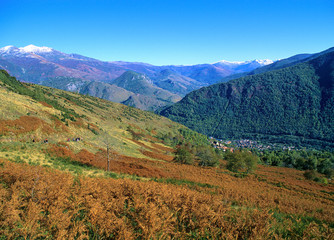Ariège, randonnée au dessus du village de Larcat
