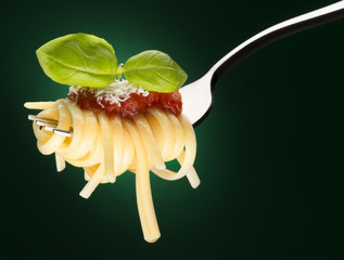 fork with spaghetti and tomato sauce - 76373853