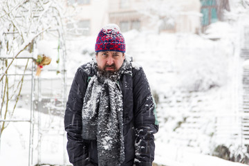 Verdrießlich blickender Mann im Schnee