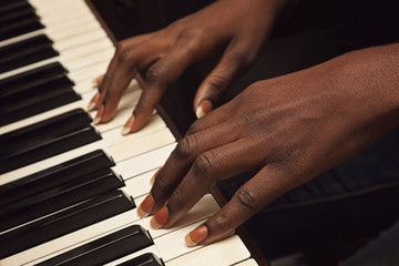 femme africaine jouant du piano