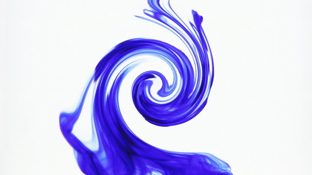 Wasserwirbel mit blauer Tinte