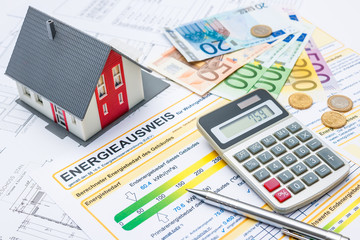 Energieausweis und Modell des Hauses