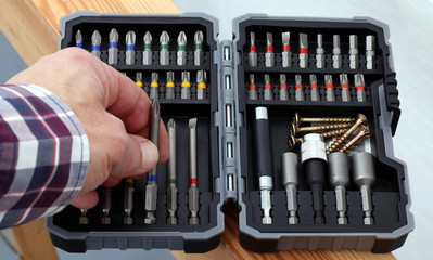 Bits in Box, farbige Kennzeichnung,Hand greift