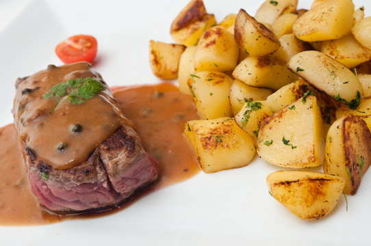 pav&eacute; de boeuf sauce au poivre pommes de terre 