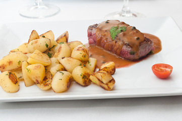 pavé de boeuf sauce au poivre pommes de terre 