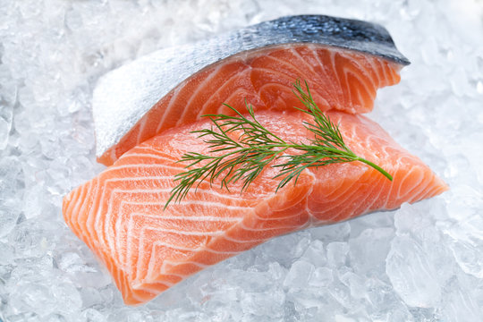 Frische lachs filet auf eis gek&uuml;lt 