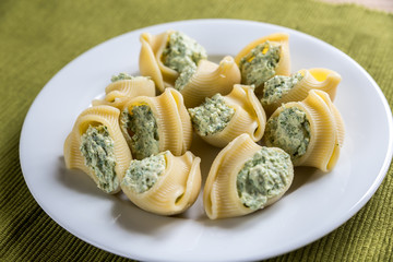 Stuffed lumaconi with cheese