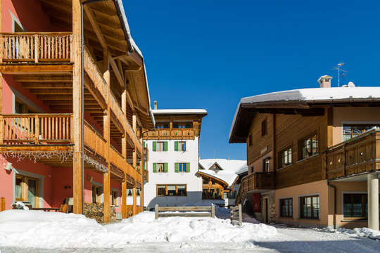 Case innevate fatte di legno