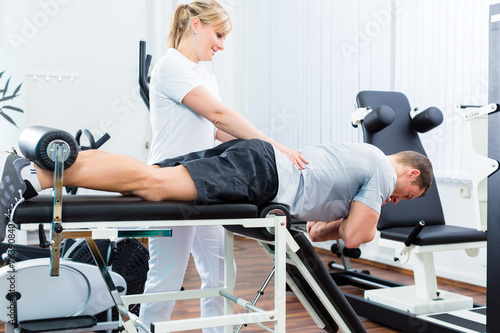 "Physiotherapeut behandelt Patient in Praxis" photo libre de droits sur