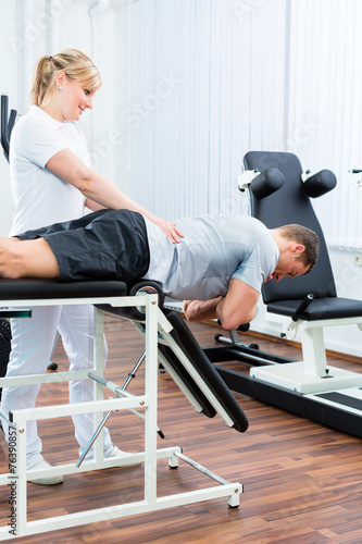 "Physiotherapeut behandelt Patient in Praxis" Stockfotos und