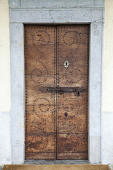 Door with deadbolt for closure