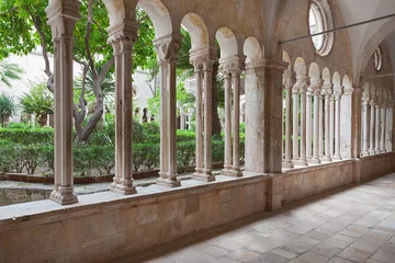 Photo sur Plexiglas Monument artistique Hallway around famous courtyard in the Monastery