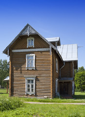 Fototapeta na wymiar Oranienbaum (Lomonosov).Ancient inhabited wooden house...
