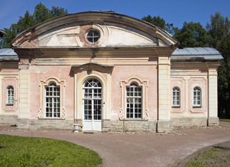 Obraz premium Oranienbaum (Lomonosov). Upper park. Ancient house...