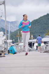 Obraz premium woman jogging in marina
