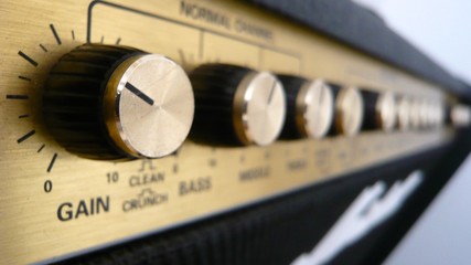 Les potards sur l'ampli guitare