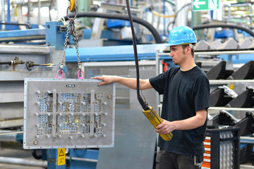 Facharbeiter im Maschinenbau bedient Kran // Engineering