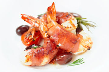 Shrimps with bacon, olives and rosemary