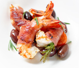 Shrimps with bacon, olives and rosemary