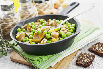 Kidneys with green peas and curry