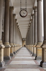 Fototapety  Klasyczna kolumnada z zegarem, Karlowe Wary