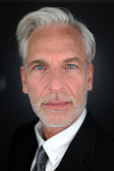 Mann mit grauen Haaren und Bart  im Profil 