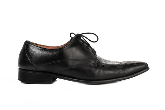 Zapatos negros de hombre de vestir clásico con cordones sobre un fondo blanco liso y aislado. Vista de frente y de cerca. Copy space
