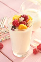 Frischer Joghurt mit Fruechten