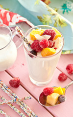 Frischer Joghurt mit Fruechten