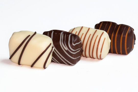 Diff&eacute;rents  bonbons en chocolat sur fond blanc