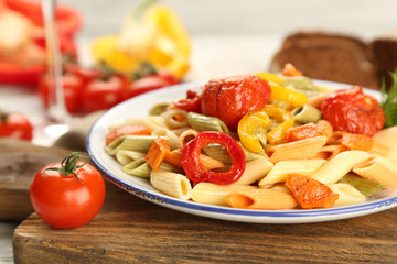 Pasta salad with pepper, carrot and tomatoes