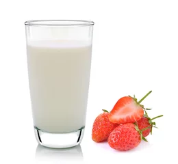 Fotobehang Milkshake glas melk en aardbei op witte achtergrond