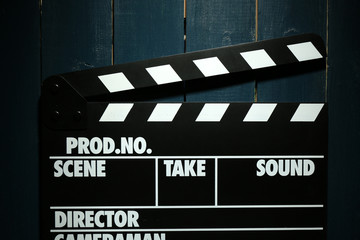 Obraz premium Movie clapper on wooden background