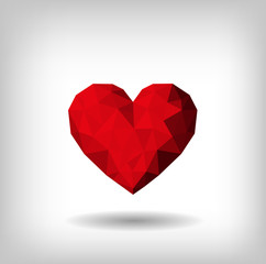 Corazón rojo con volumen de triángulos.