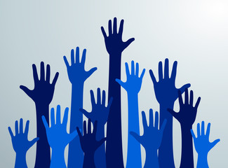 Siluetas de manos azules levantadas hacia el cielo. Multitud