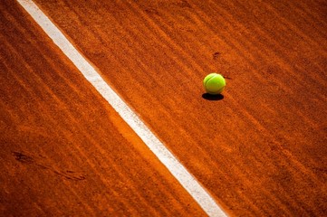Terrain de tennis et balle jaune - 76423024