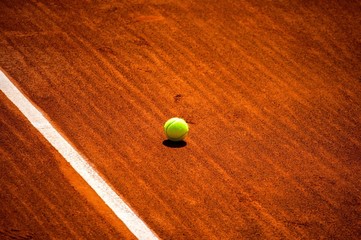 Terrain de tennis et balle jaune